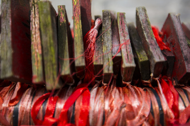 寺庙里破旧的红色祈祷祝福木牌侧面素材特写