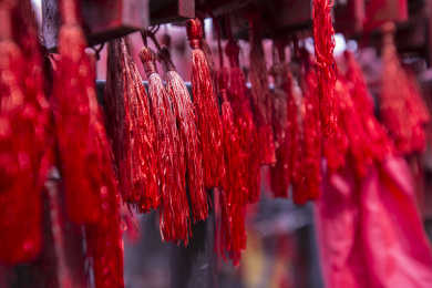 寺庙里破旧的红色祈祷祝福木牌红丝线背景素材特写