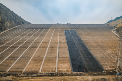 气势雄伟的水利工程水库大坝填筑建设工地