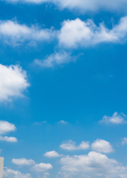 晴朗天气下的蓝色天空和白色云朵