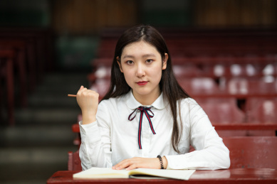 一个中国女大学生单手握拳为考试的同学鼓舞鼓励与加油