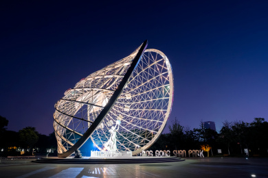 中国安徽省蚌埠市张公山公园景区珍珠玉女雕像夜景