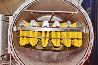 给纺织丝线染色的染缸