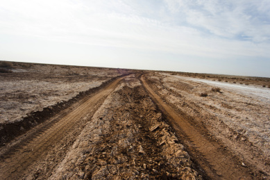 西部戈壁滩上的简易公路
