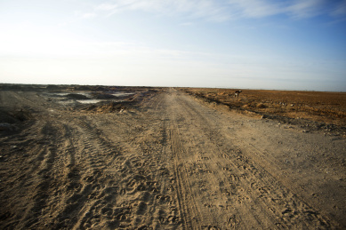 戈壁滩上简易公路