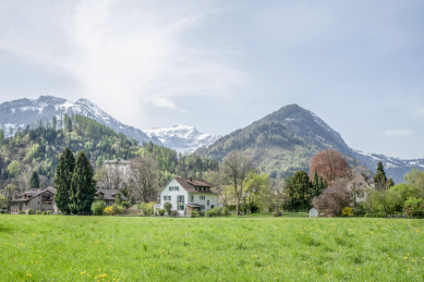 瑞士度假胜地因特拉肯风光美景－雪山草地、蓝天白云