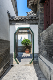 中国山东省潍坊市十笏园景区六边园林门建筑