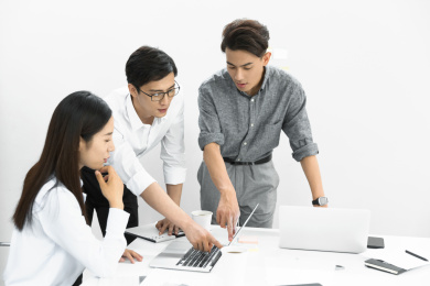 会议室内热烈讨论工作的三名职员