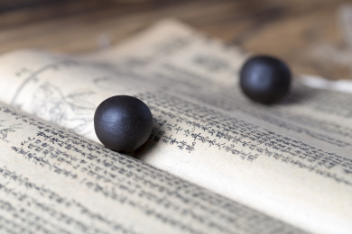 传统中成药蜜丸室内静物特写