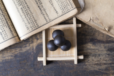 传统中成药蜜丸室内静物特写