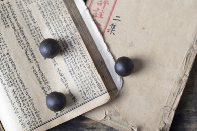  传统中成药蜜丸室内静物特写