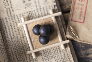 传统中成药蜜丸室内静物特写