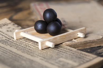  传统中成药蜜丸室内静物特写