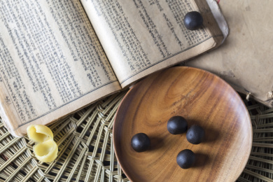  传统中成药蜜丸室内静物特写