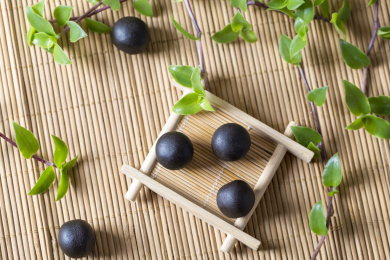  传统中成药蜜丸室内静物特写