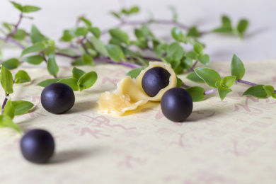  传统中成药蜜丸室内静物特写