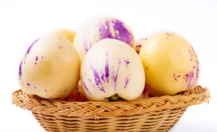 白底上装在篮子里的完整新鲜的人参果