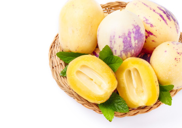 装在篮子里的黄心人参果