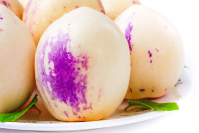 白底上装在白盘里的人参果外形展示