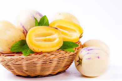 装在篮子里的一筐人参果，旁边放两个人参果