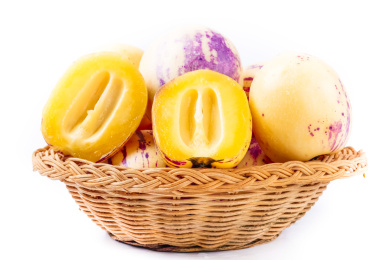 白底上装在竹篮里的一堆人参果