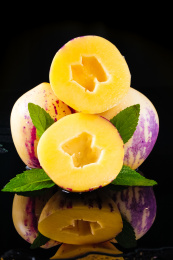 黑底上的带叶子的人参果