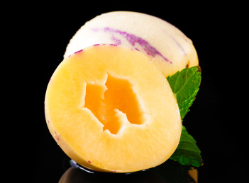 黑底上的一个完整人参果和一个用叶子修饰的半个人参果