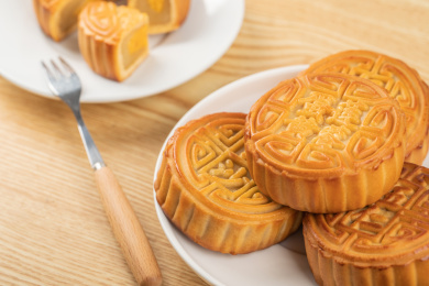 木桌上陶瓷盘中的中秋节月饼