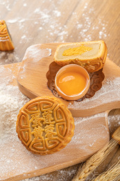 中秋节传统小吃月饼与制作原材料