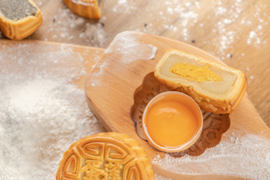 中秋节传统小吃月饼与制作原材料