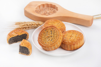 白色背景上的中秋节小吃月饼