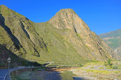 阿坝S209省道沿途的高山和河流