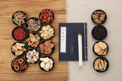 俯拍视角很多中药放在桌子上