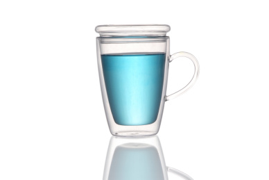 透明玻璃杯子中色湖蓝色饮料在白色背景前