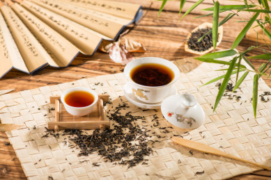 使用中国白色瓷器盖碗茶冲泡红茶场景，竹制餐垫桌面