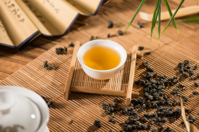 精致的中国式瓷器盖碗茶茶具在木质桌面背景上