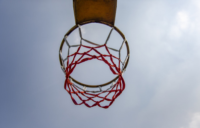 在蓝天背景下的一个篮球框