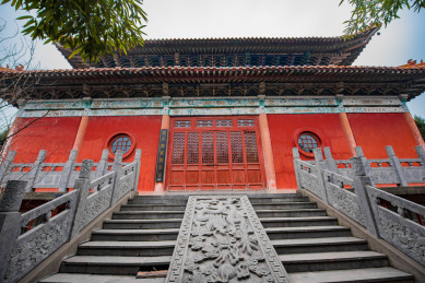 河南省洛阳偃师唐僧寺(玄奘寺)内的大雄宝殿和台阶上的龙形浮雕