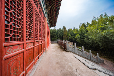 河南省洛阳偃师唐僧寺(玄奘寺)内朱红色的门窗和青石的台阶