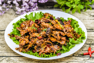 放在白色瓷盘里的凉拌鸡架