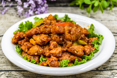 白色盘子里盛放的东北菜——溜肉段