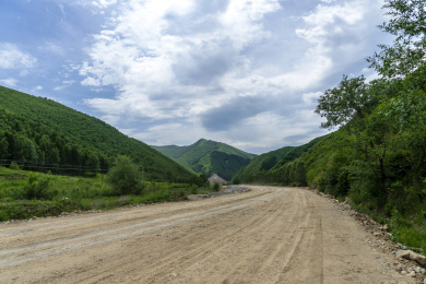 河北省张家口蓝天白云下草原天路风景