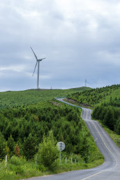 河北省张家口蓝天白云下草原天路风景