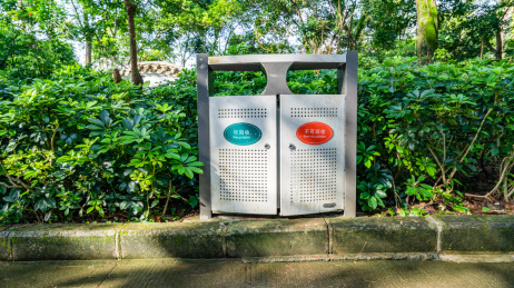 中国深圳城市公园分类垃圾桶