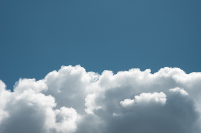 夏天户外晴朗天空中的云层