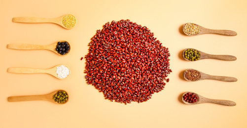 黄底上的五谷杂粮组合