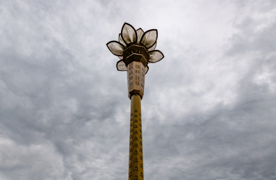 中国峨眉山山脚的莲花路灯