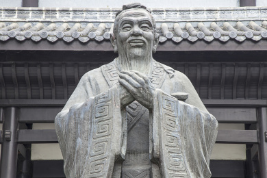 湖南长沙石鼓书院里的孔子石雕像局部特写