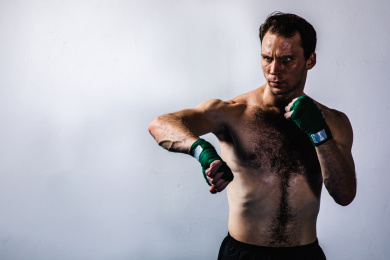 背景分离特写裸露上半身的肌肉线条清晰的男性缠着绷带在挥拳