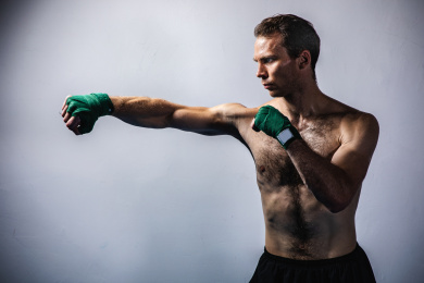 背景分离特写裸露上半身的肌肉线条清晰的男性缠着绷带在挥拳